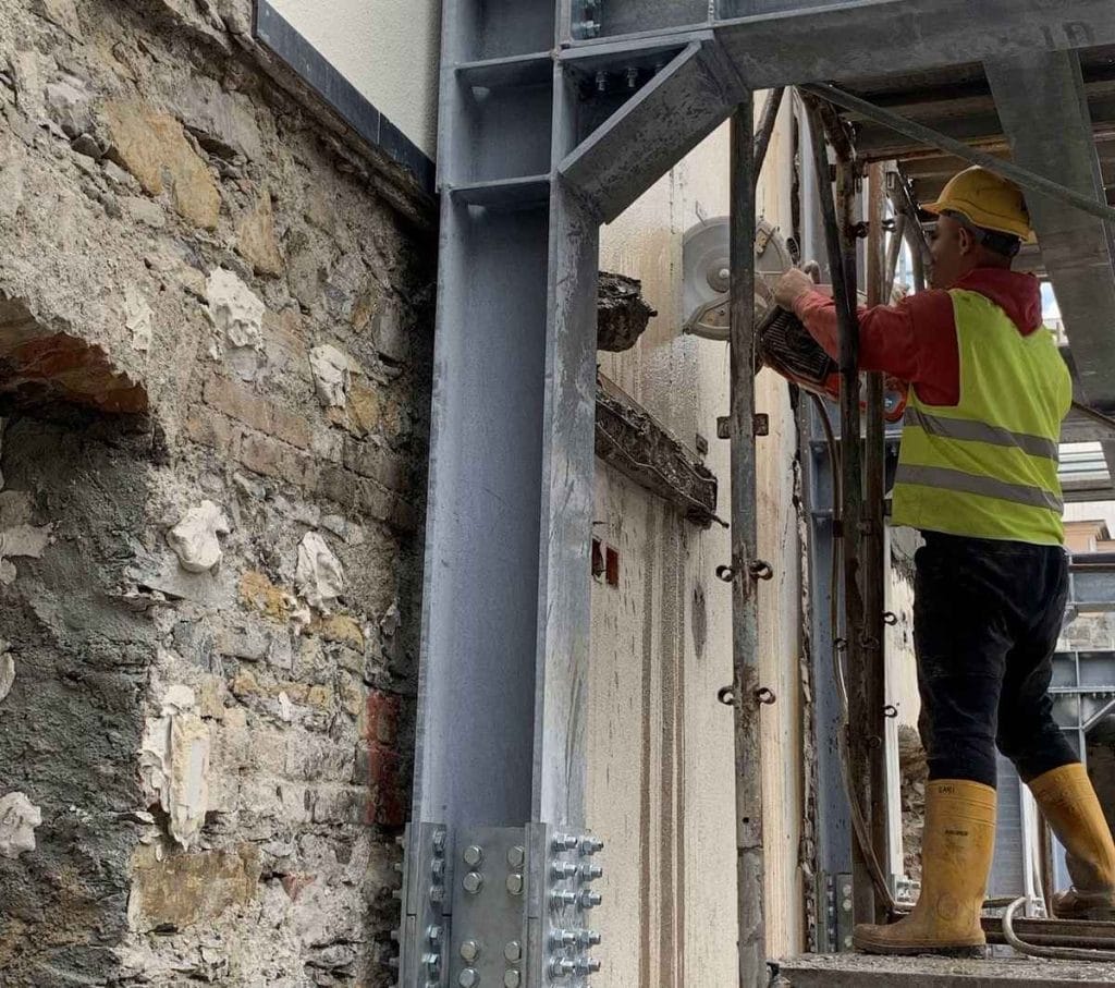 Anahtar Teslim Fabrika ve Tesis İnşaatı 2 Kocaeli'de bir anahtar teslim fabrika inşaatında, vinç yardımıyla ana taşıyıcı çelik konstrüksiyon kolonlarının montajı.