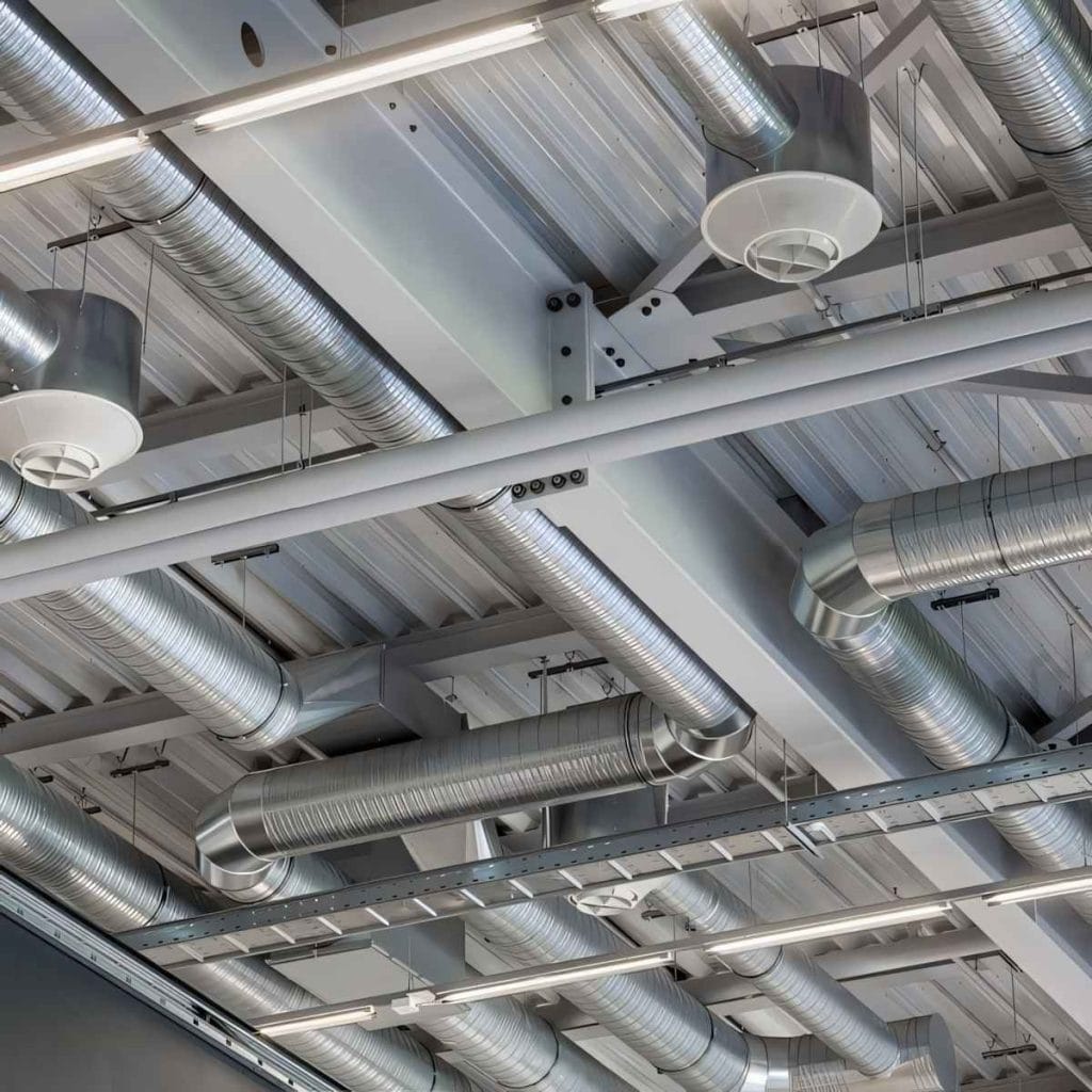 Anahtar Teslim Fabrika ve Tesis İnşaatı 3 Bir anahtar teslim fabrika projesinin tavanında, düzenli bir şekilde monte edilmiş havalandırma, yangın ve proses borulama hatları.