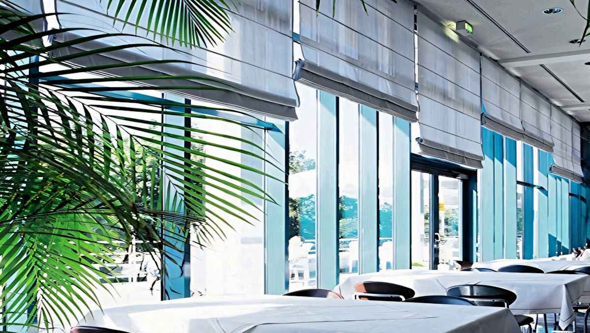 Yemekhane Stor Perde Uygulaması 1 Kocaeli'de bir fabrika yemekhanesi için yapılan, ışık filtreli modern screen stor perde montajı ve uygulaması.