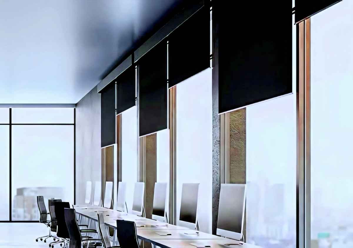 Bir fabrika yemekhanesi için yapılan, ışık filtreli modern Endüstriyel Stor Perde screen stor perde montajıdır.