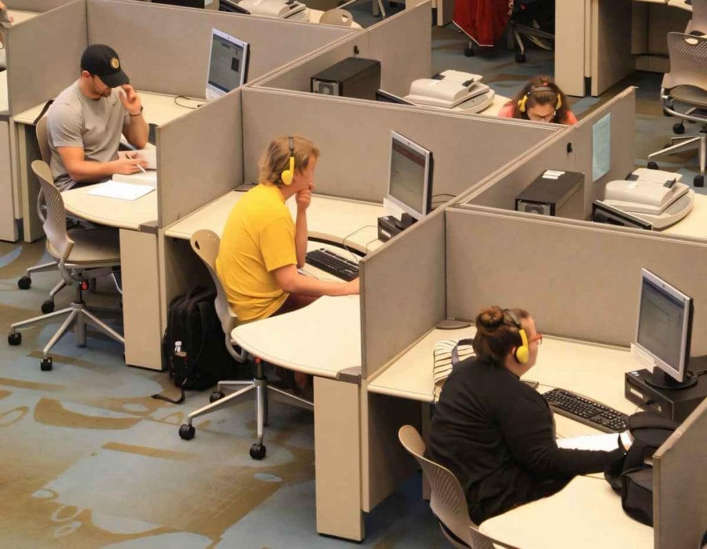 Kocaeli'deki bir fabrikanın endüstriyel ofis tasarımı projesi öncesi, eski, karanlık ve kullanışsız ofis odaları