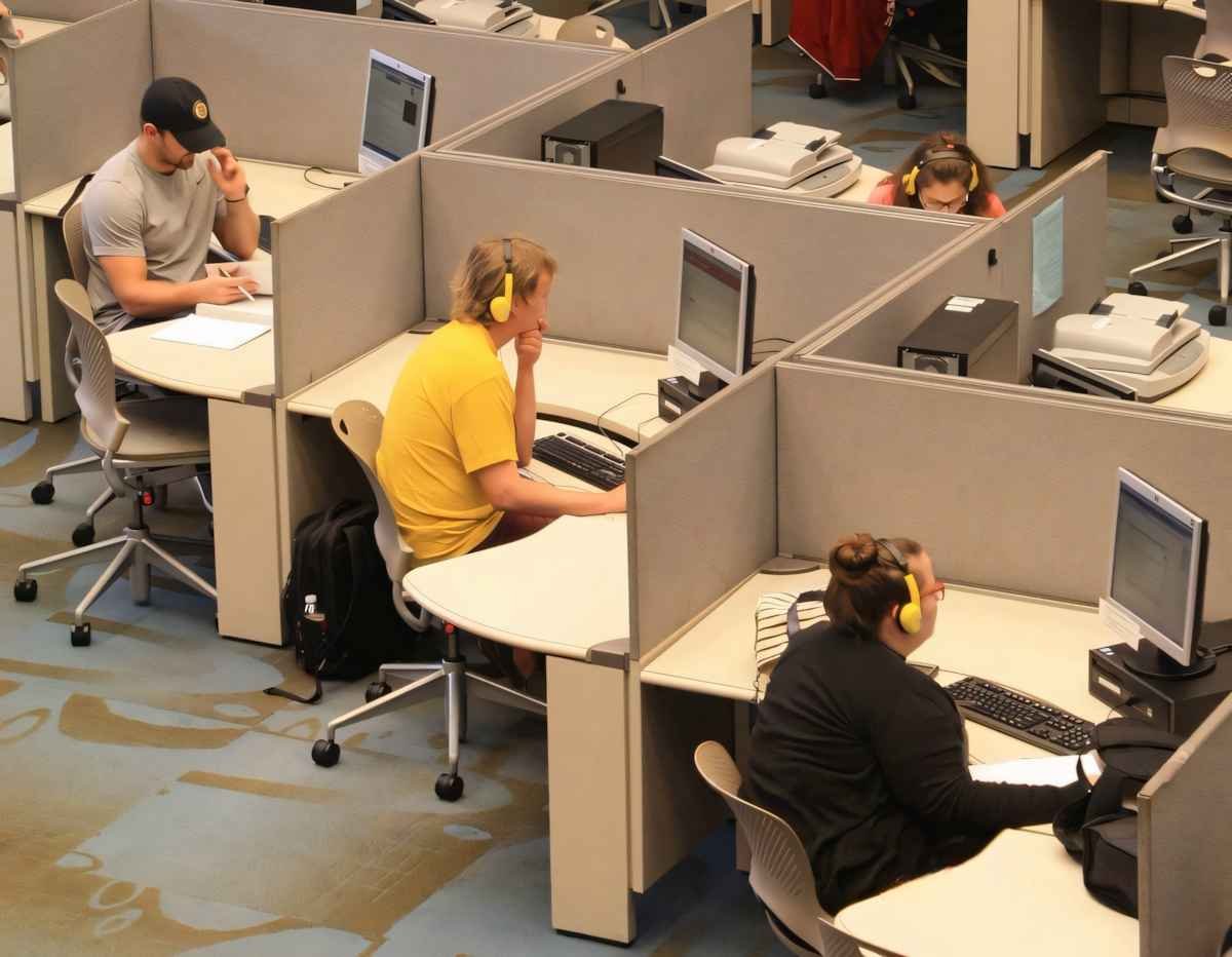 Kocaeli'deki bir fabrikanın endüstriyel ofis tasarımı projesi öncesi, eski, karanlık ve kullanışsız ofis odaları