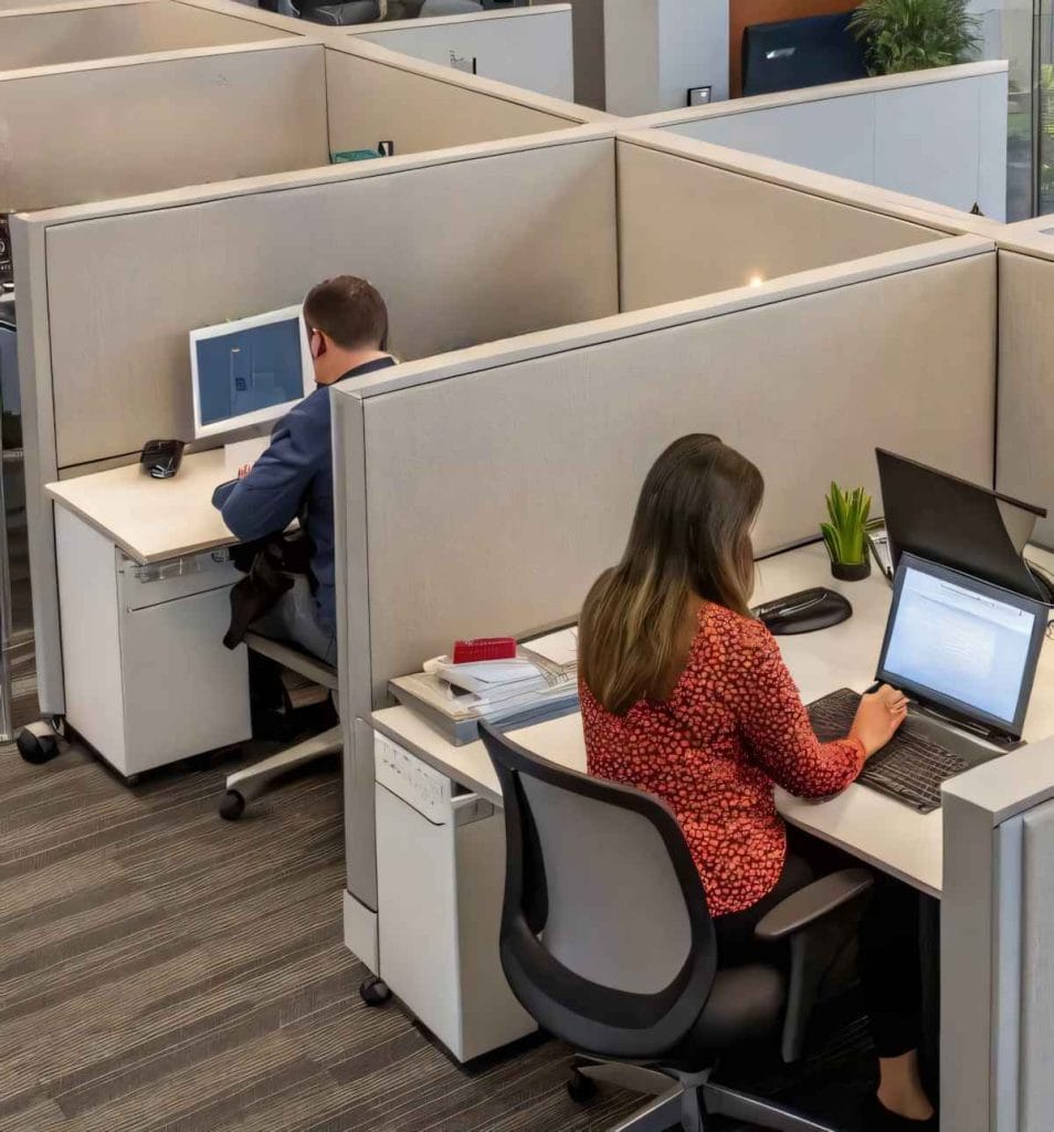 Kocaeli'deki bir fabrikanın endüstriyel ofis tasarımı projesi öncesi, eski, karanlık ve kullanışsız ofis odaları.