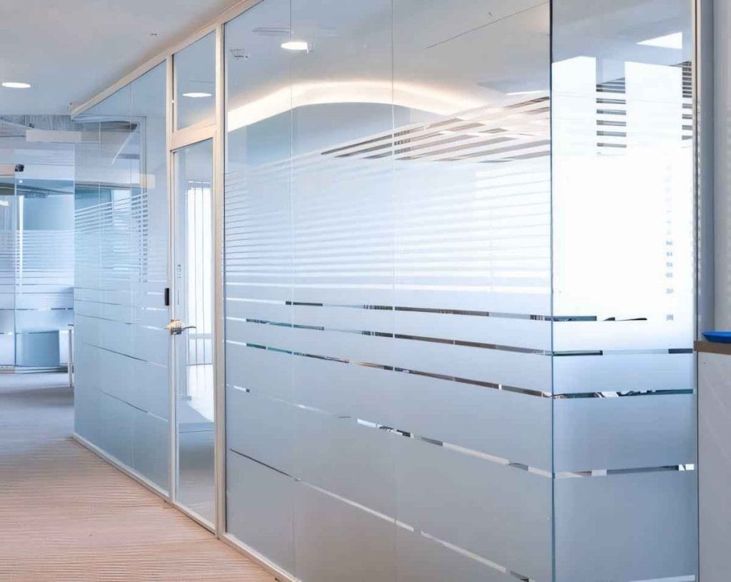 Endüstriyel ofis tasarımı kapsamında yenilenen, teknolojik altyapıya sahip, cam bölmeli modern toplantı odası