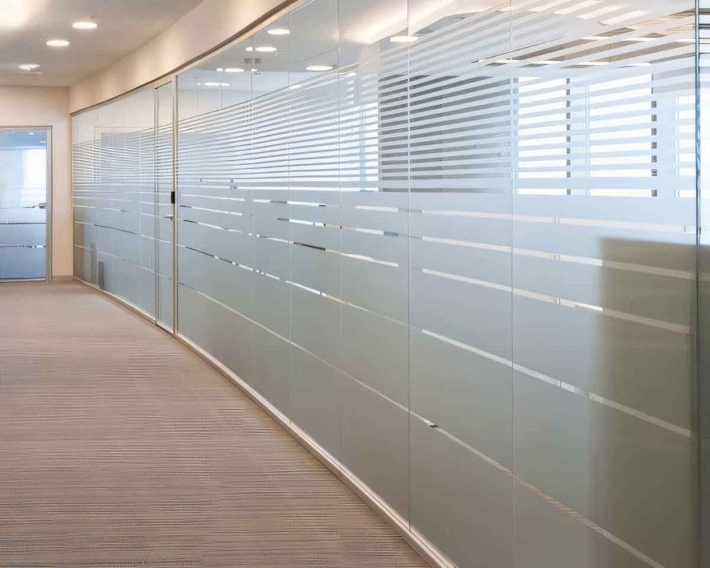 Tamamlanan endüstriyel ofis tasarımı projesi sonrası, aydınlık, ferah ve modern açık ofis konseptinin genel dış görünümü.