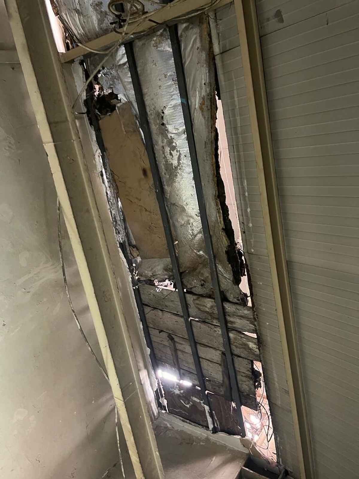 Marmara'da Bir Fabrikada Endüstriyel Tavan Yenileme 1 Endüstriyel Tavan Yenileme kalibre boru makine odası çökmüş alçıpan tavan onarım öncesi