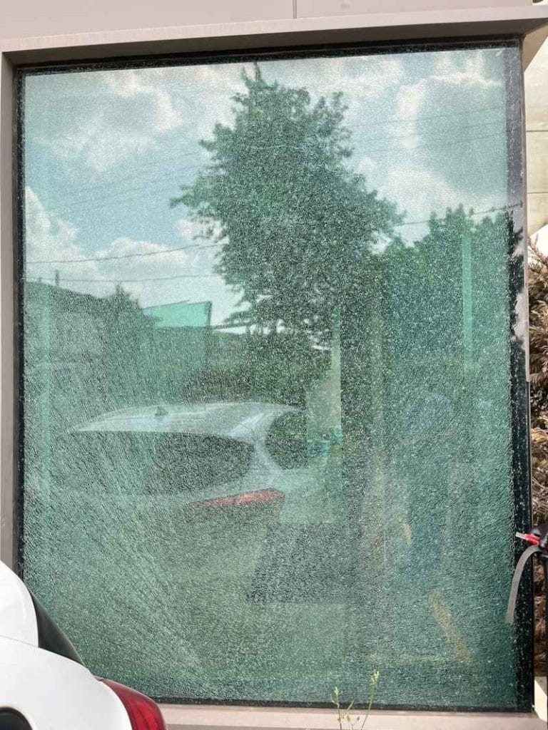 Marmara'daki bir fabrikanın Cam Değişimi 2 kalibre boru tesisi kırık endüstriyel cam değişimi öncesi