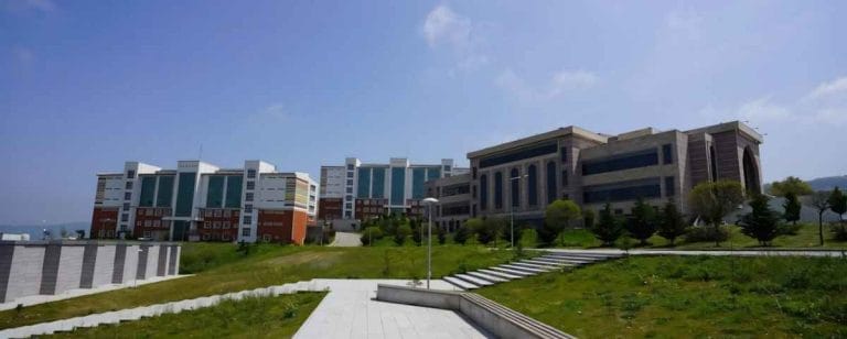 KOÜ Su Yalıtımı Projesi 8 Kocaeli Üniversitesi Yabancı Diller Yüksekokulu binası çatısında yapılan çift kat membran su yalıtımı uygulaması.