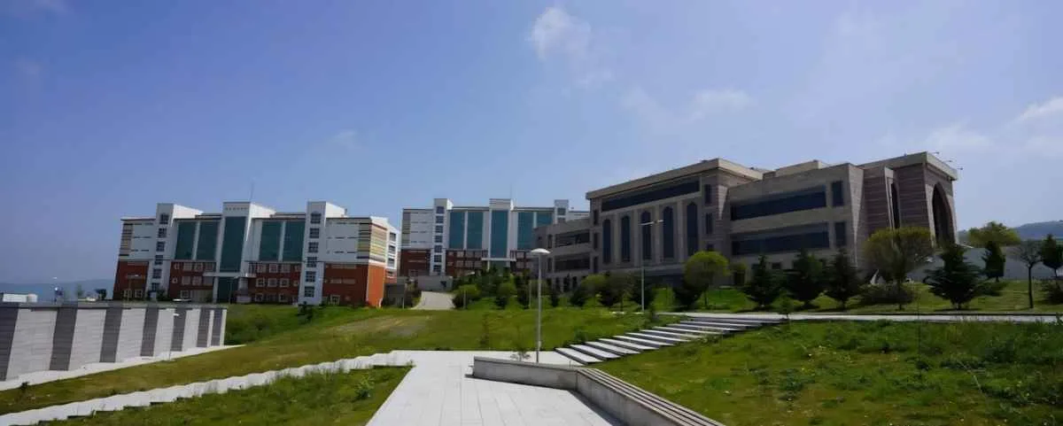 Kocaeli Üniversitesi Yabancı Diller Yüksekokulu binası çatısında yapılan çift kat membran su yalıtımı uygulaması.
