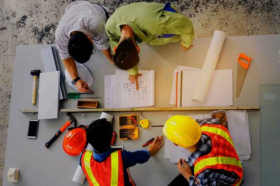 Fabrika İnşaatı Proje Yönetiminin Önemi 2 fabrika inşaatı proje yönetimi şantiye sahası planlama toplantısı
