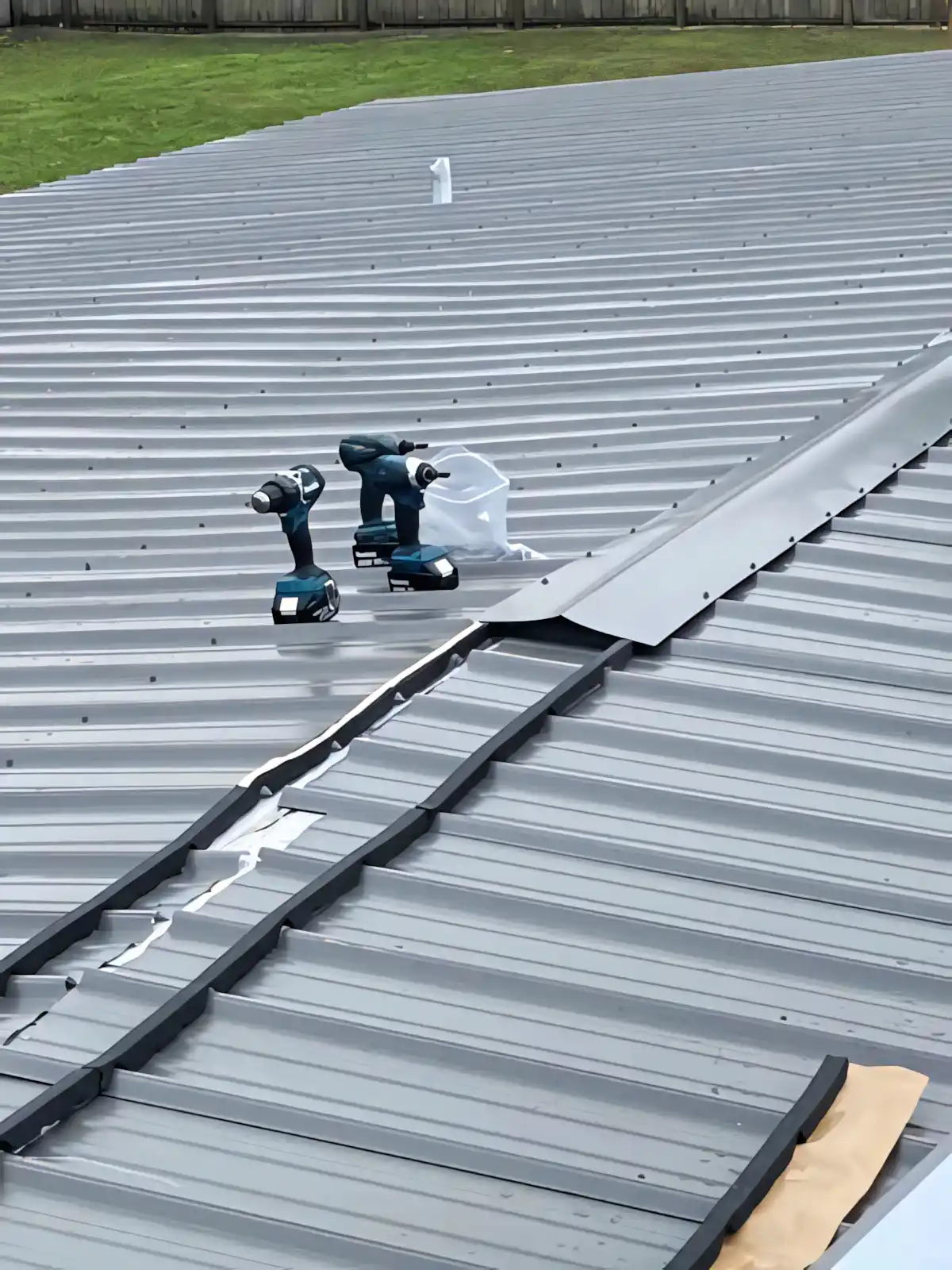 Çatı Isı Yalıtımı: Enerji Tasarrufu Rehberi 7 yalıtımsız fabrika çatısında endüstriyel çatı ısı yalıtımı ihtiyacı