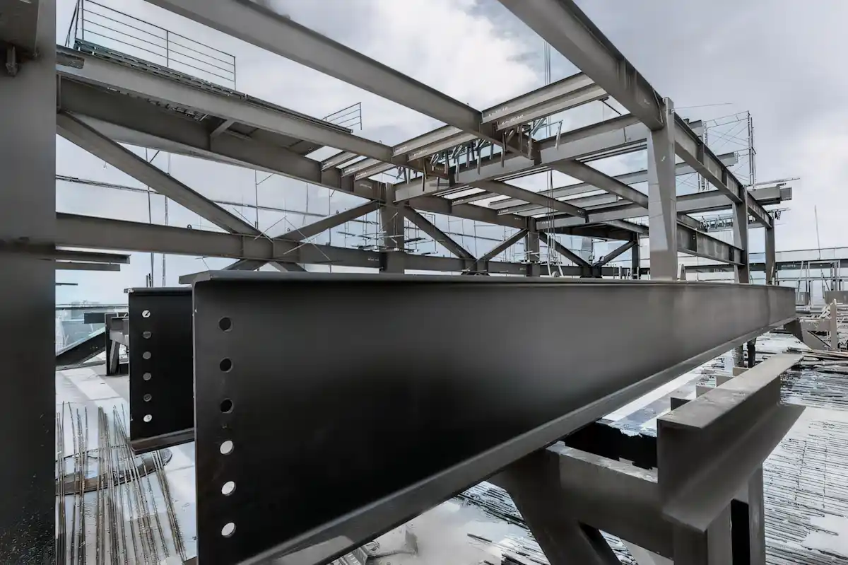 Fabrika İnşaatında Çelik Konstrüksiyon Neden Daha Avantajlı? | Fav Mimarlık 5 Kolonsuz geniş fabrika iç mekanı, çelik konstrüksiyon fabrika avantajları